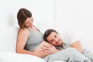 couple-heureux-enseinte-mere-et-monde