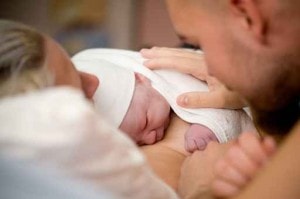 accouchement-papa-mere-et-monde