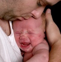 bebe-papa-pleur-mere-et-monde